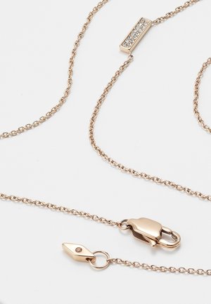 Collier délicat à chaîne en or avec un pendentif rectangulaire serti de cristaux clairs et une fermeture à mousqueton sur fond blanc.