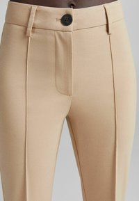 Bershka Tygbyxor - tan