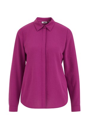 Pitkähiha pusero kirkkaassa magentassa, jossa on napillinen kaulus, teksturoitu kangas ja suora helma. Etuosassa kätketty nappilista.