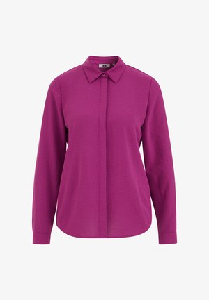 Blouse à manches longues en magenta vif avec un col boutonné, un tissu texturé et un ourlet droit. Elle présente une patte de boutonnage avant dissimulée.