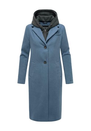 Long manteau bleu en tissu doux, avec une capuche grise, deux poches latérales et une fermeture à un bouton. Accentué par une poche poitrine.