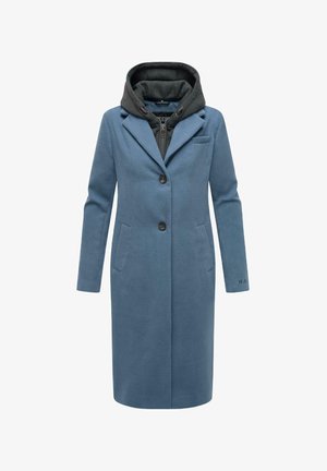 Lungo cappotto blu realizzato in tessuto morbido, con cappuccio grigio, due tasche laterali e chiusura a un bottone. Decorato con una tasca sul petto.