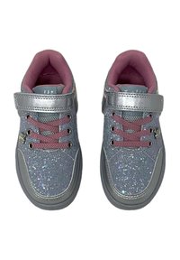 Sneakers grigi con glitter e accenti rosa, in tessuto a rete, cinturino argentato e lacci decorati. Punta rotonda e soletta imbottita.