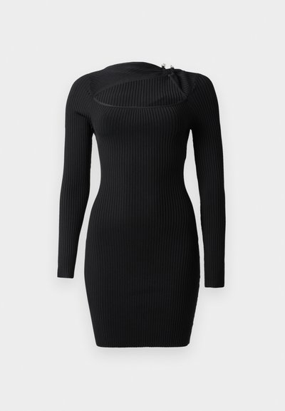 Vestido preto de manga longa com nervuras, apresentando um decote assimétrico único e um fecho de correr no ombro. Silhueta justa.