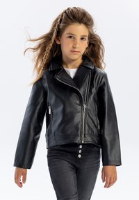 Zwarte faux leren motorjack met een gekartelde kraag, asymmetrische rits en ritszakken; gestyled met zwarte jeans.