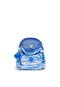 Zainetto blu e bianco con motivo, dotato di una parte superiore arrotondata, scomparti con cerniera e un accessorio portachiavi peloso blu. L'interno è di un blu uniforme.