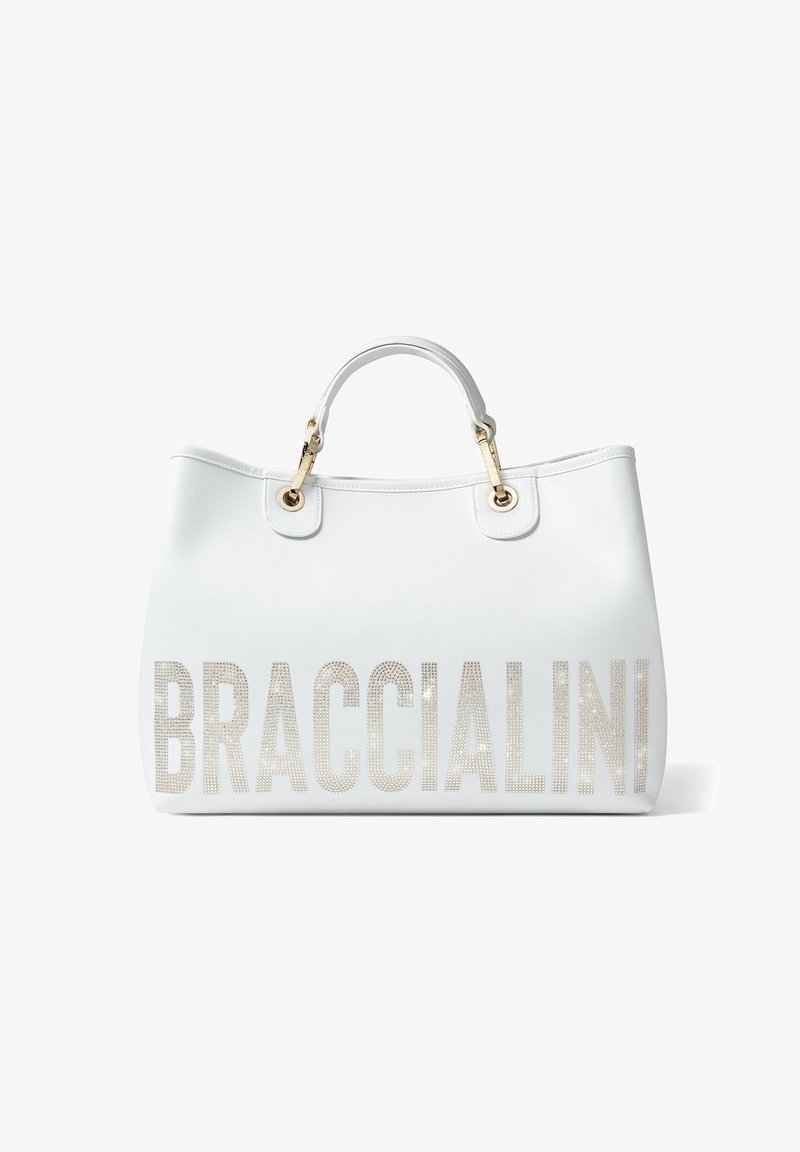Witte tote bag gemaakt van synthetisch materiaal, met de naam "BRACCIALINI" in zilveren rhinestones, goudkleurige accenten en dubbele handvatten.