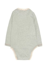 Bodysuit per neonati a maniche lunghe in cotone grigio chiaro, con scollatura color crema e dettagli in cucitura rossa. Texture morbida e liscia, vista posteriore.