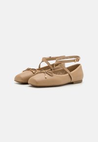 MICHAEL Michael Kors COLLETTE FLEX BALLET - Ballerina's met enkelbandjes - camel