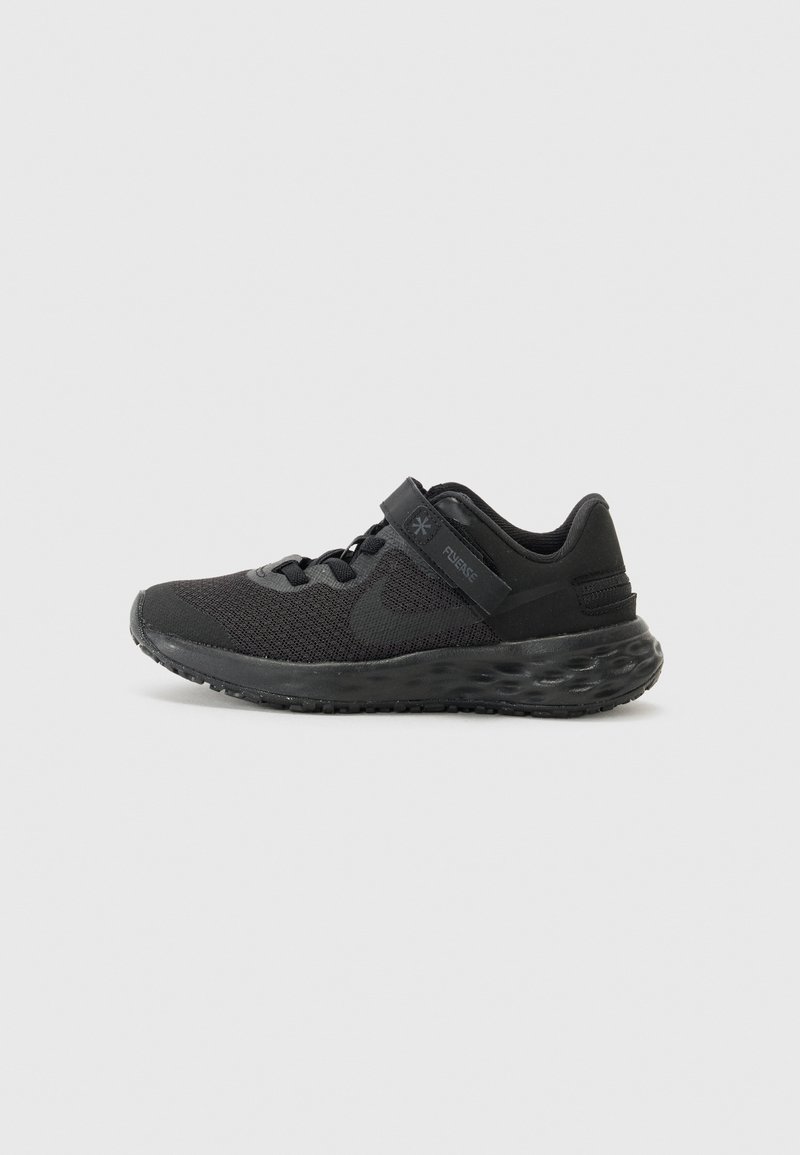 Baskets de sport noires avec une tige en mesh respirant, un col rembourré, une sangle ajustable et une semelle texturée pour une meilleure adhérence. Conception légère.
