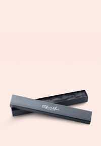 Scatola per gioielli nera, con una superficie texture e una finitura liscia, logo stampato in bianco. La scatola è leggermente aperta, rivelando un interno nero.