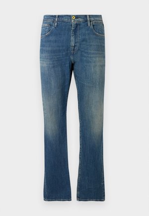 Μπλε ξεθωριασμένο τζιν με ίσια γραμμή, κλείσιμο με κουμπί και φερμουάρ, μπροστινές και πίσω τσέπες, εμφανίζεται σε λευκό φόντο.