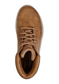 Zapatilla de ante marrón con puntera redondeada, diseño de cordones y cuello acolchado. Cuenta con una plantilla acolchada y una suela de goma.