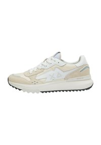 Scarpa atletica beige e bianca con parte superiore in camoscio e rete, design con lacci, suola in gomma e accenti geometrici distintivi.