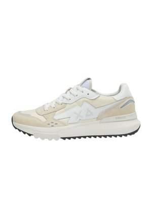 Scarpa atletica beige e bianca con parte superiore in camoscio e rete, design con lacci, suola in gomma e accenti geometrici distintivi.