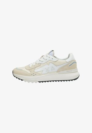 Scarpa atletica beige e bianca con parte superiore in camoscio e rete, design con lacci, suola in gomma e accenti geometrici distintivi.