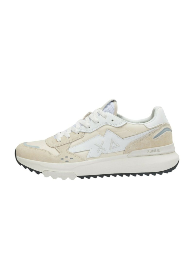 Scarpa atletica beige e bianca con parte superiore in camoscio e rete, design con lacci, suola in gomma e accenti geometrici distintivi.
