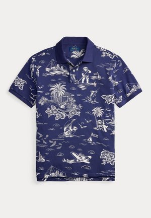 Tengerészkék galléros póló fehér trópusi és tengeri mintákkal, köztük pálmafák, hajók, pilóta medve, halak és szigetek nevei.