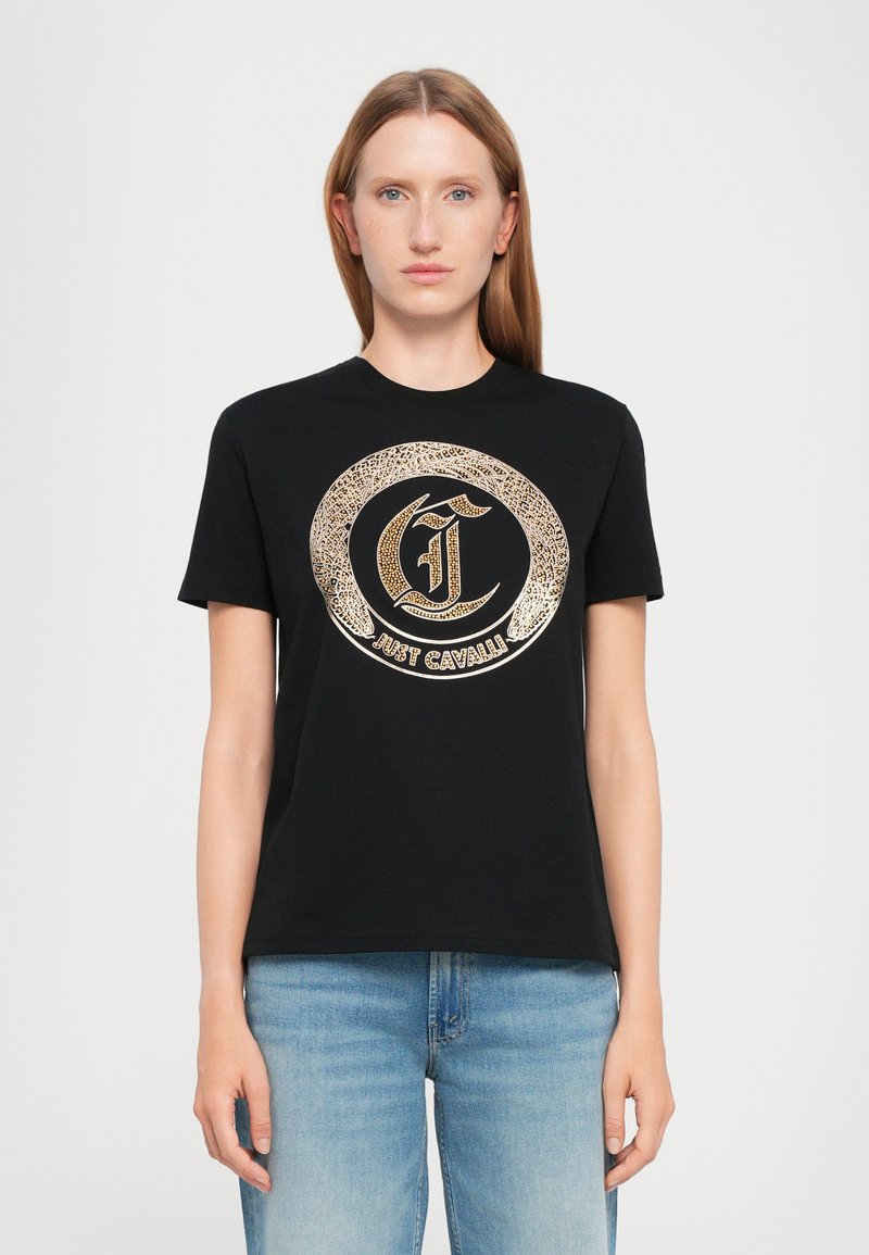 Schwarzes Baumwoll-T-Shirt mit einem großen goldenen runden Logo mit aufwendigen Details in der Mitte. Kurze Ärmel und Rundhalsausschnitt.