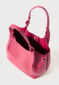 Rosa lærveske med en teksturert overflate, doble håndtak og magnetlukk. Innvendig er den foret og romslig, og viser en livlig farge.