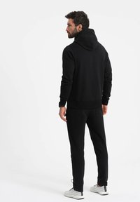 Ombre KANGAROO SET - Chándal - black