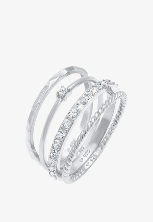 Sada piatich strieborných prsteňov s rôznymi textúrami: hladké, skrútené a textúrované; jeden zdobený čírymi kamienkami; označené 925.