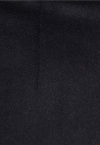Dunkelwollstoff mit einer weichen Textur, der ein dezentes Fischgrätenmuster und eine glatte Oberfläche aufweist. Geeignet für Oberbekleidung oder maßgeschneiderte Kleidungsstücke.