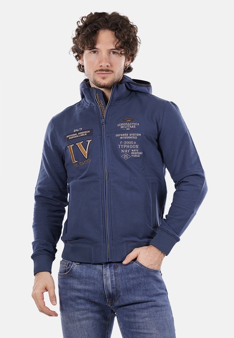 Felpa con zip di colore navy realizzata in tessuto morbido, dotata di cappuccio, tasche frontali, testo ricamato e polsini e orlo a coste.