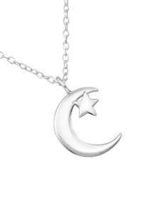 Zilveren halsketting met een hanger in de vorm van een halve maan en een ster, met gladde oppervlakken en een fijne ketting met ovale schakels.