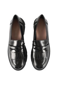 Mocassini sintetici neri con design frangiato e dettagli perforati. Finitura lucida e interna imbottita per il massimo comfort.