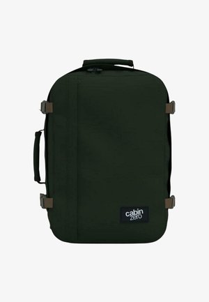 Sac à dos de voyage rectangulaire vert foncé avec poignée latérale, poignée supérieure, sangles de compression et logo « cabin zero » sur le devant.