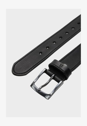 Czarny skórzany pasek z metalową klamrą w kolorze srebrnym. Posiada gładką teksturę, proste krawędzie oraz równomiernie rozmieszczone otwory do regulacji.