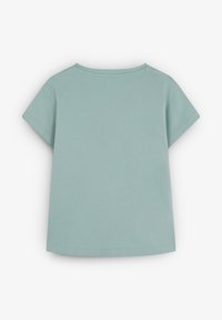 Camiseta de manga corta azul clara con escote redondo, hecha de un material de algodón suave. Presenta un diseño simple y sin adornos.