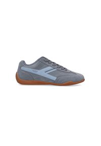 Graue Wildleder-Sneaker mit hellblauen Akzenten, strukturierter Oberfläche, Schnürdesign und braunem Gummisohle mit Zickzackmuster.