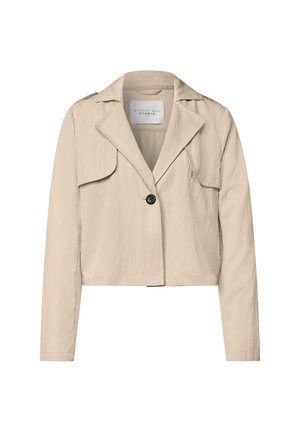 Beige korte jas met lange mouwen, brede revers, één zwarte knoopsluiting en een achterpasdetail.