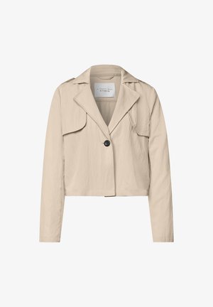 Beige korte jas met lange mouwen, brede revers, één zwarte knoopsluiting en een achterpasdetail.