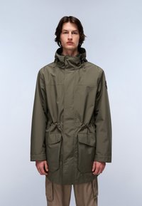 Olivgrüner wasserdichter Parka mit verstellbarem Kapuzen, Kordelzug in der Taille und zwei Vordertaschen. Glatte Textur mit minimalistischer Design.