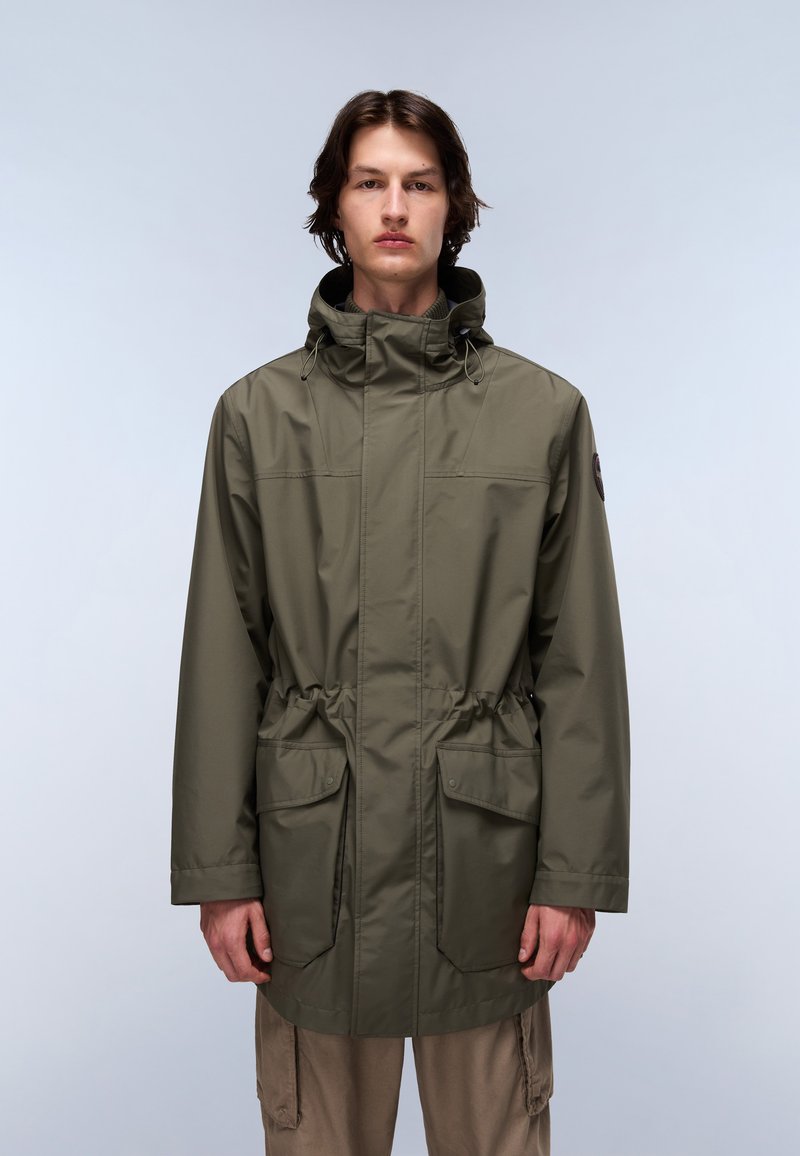 Olivgrüner wasserdichter Parka mit verstellbarem Kapuzen, Kordelzug in der Taille und zwei Vordertaschen. Glatte Textur mit minimalistischer Design.