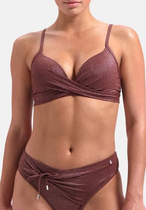 Brązowy metaliczny bikini składający się z topu z skręconymi ramiączkami i cienkimi ramiączkami oraz spodenek z wysokim stanem z regulowanym wiązaniem i detalem bocznym.