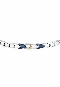 Bracciale in argento con maglie alternate blu navy e lucide; presenta un emblema dorato su un'importante maglia argentata.