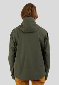 Groene lichtgewicht jas met een capuchon, met een soepele textuur, een relaxte pasvorm en een langere achterzoom. Geen zichtbare hardware of logo's.
