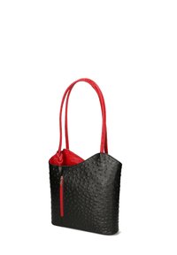 Borsa tote nera con texture, interior rosso e manici, dotata di una tasca laterale con zip. Il design presenta un motivo unico in rilievo.