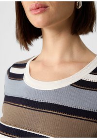 Strickpullover mit horizontalen Streifen in Hellblau, Marineblau, Beige und Creme. Rippstruktur mit rundem Halsausschnitt und Akzentnähten.