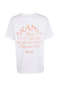 Bílé tričko s krátkým rukávem s broskvovou grafikou a texty: "KANI Music," "S/S'25 Collection," a "Bangers ONLY." Volný střih.