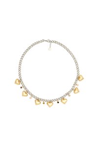 Metalkæde med syv charms i form af guldhjerter, fremhævet af små farvede perler, der understreger en blanding af skinnende og glatte teksturer.