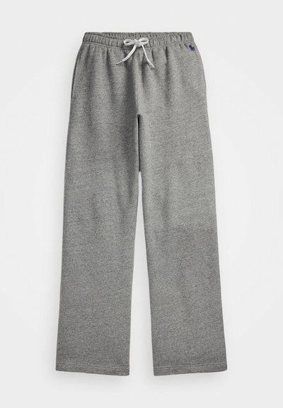 Γκρι φόρμες από μαλακό ύφασμα, με ελαστική μέση και ίσια πόδια. Δεν υπάρχουν επιπλέον σχέδια ή αξεσουάρ ορατά.