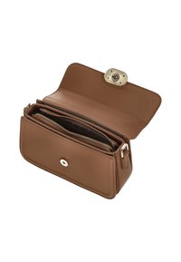 Brun skinnväska med rundad form, utrustad med ett övre lås och två inre dragkedjefickor. Mjuk textur, minimalistiska metalldetaljer.