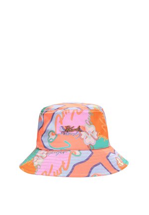 Kleurrijke emmerhoed met oranje, roze, groen en paarse abstracte patronen en sierlijke tekst, met een klein metalen logo aan de voorkant.