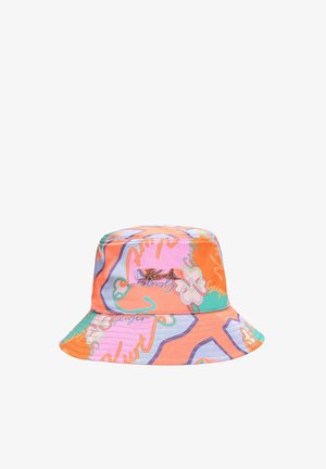 Kolorowy kapelusz z szerokim rondem z pomarańczowymi, różowymi, zielonymi i fioletowymi abstrakcyjnymi wzorami oraz tekstem w stylu kursywy, z małym metalicznym logo na przodzie.