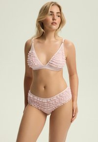 Różowy zestaw bikini z trójkątnym biustonoszem i marszczonym dolnym elementem, oba zdobione warstwowymi falbankami. Gładka tekstura i cienkie regulowane ramiączka.